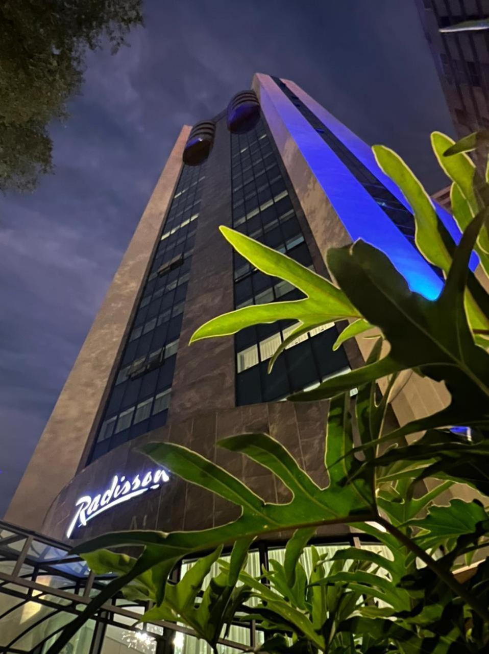 Radisson Oscar Freire Hotel Sao Paulo Exterior photo The building at night