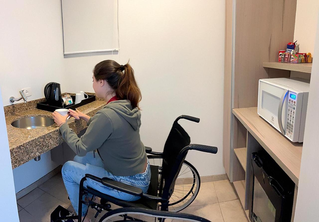 Radisson Oscar Freire Hotel Sao Paulo Exterior photo A disabled woman in a wheelchair using a microwave oven