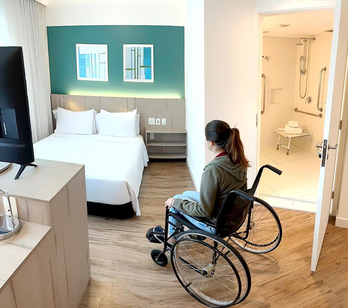 Radisson Oscar Freire Hotel Sao Paulo Exterior photo A disabled woman in a wheelchair in a hotel room